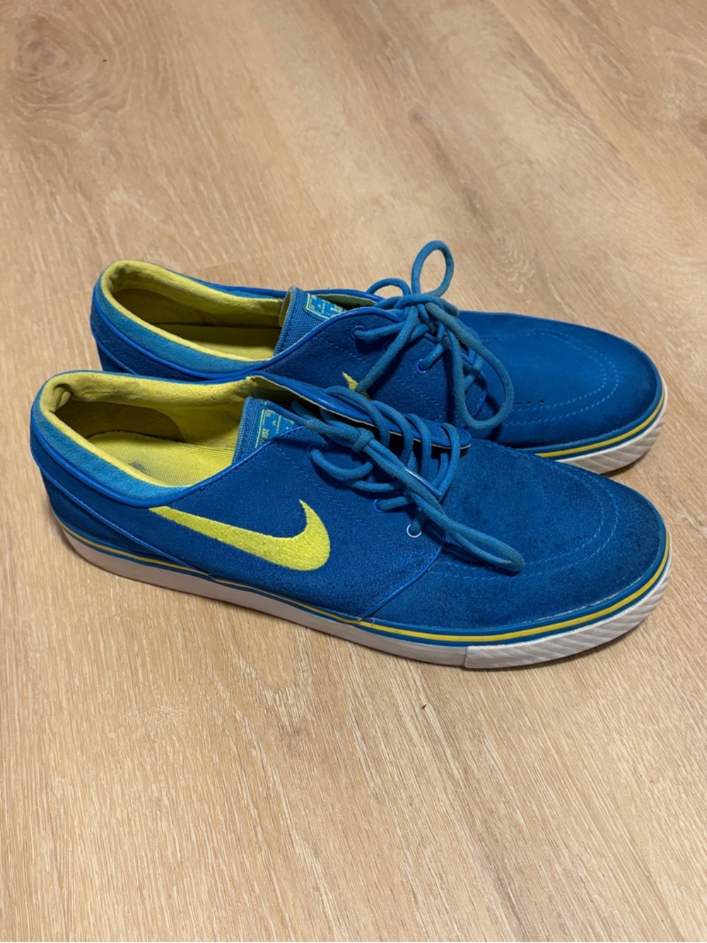 Nike Blue Low-Top Sneakers with Yellow Swoosh Stefan Janoski